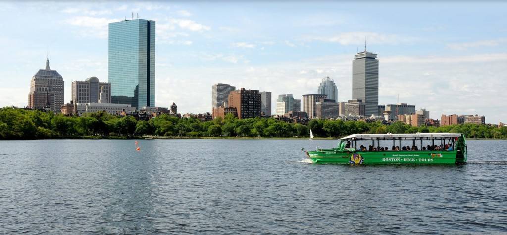 Чисто туристическая забава — Duck tour, это такие автобусы-лодки, которые ездят по улицам, а потом бороздят реку. В это время вам еще успевают поведать историю города с шутками-прибаутками. Привет будапештскому автобусу-амфибии! Фото автора