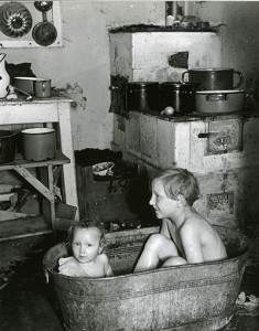 Roman-Vishniac---Children-bathing,-1938