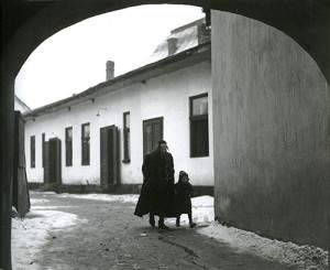 Roman-Vishniac---Father-taking-his-son-to-the-first-day-of-cheder-(Jewish-elementary-school),-Mukacevo,-1937-38