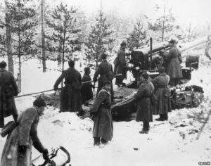 Советско-финская война, декабрь 1939 года. Бойцы Красной Армии обстреливают финские укрепления из артиллерийского орудия. Источник: www.svoboda.org 